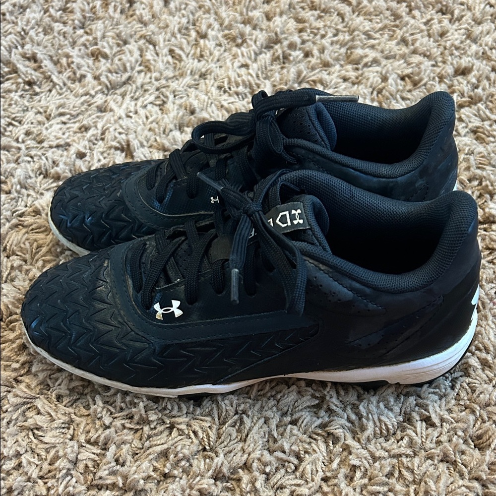 Boys under armor baseball shoes size 4.5 used